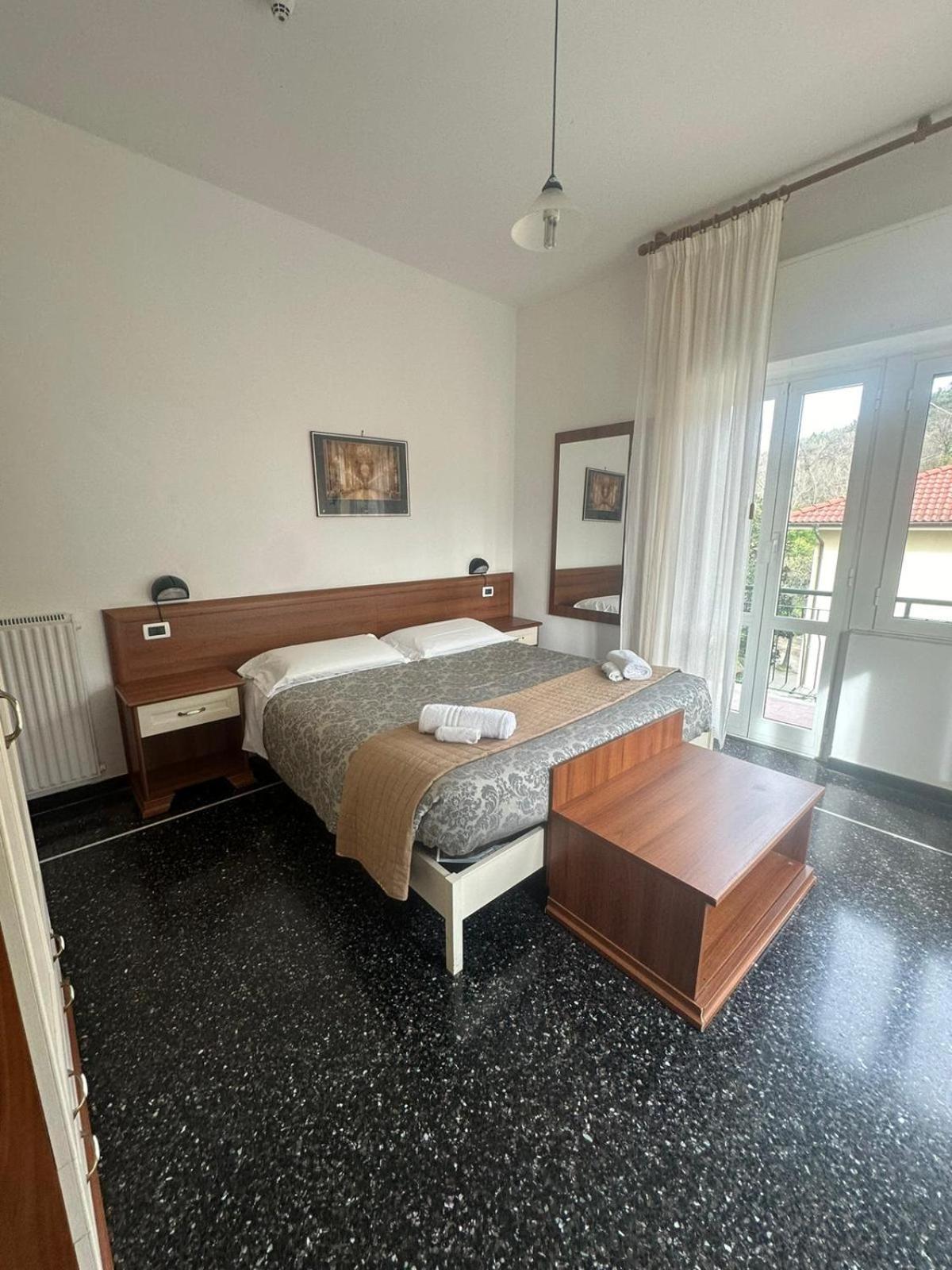 Hotel La Pineta Cogoleto Extérieur photo